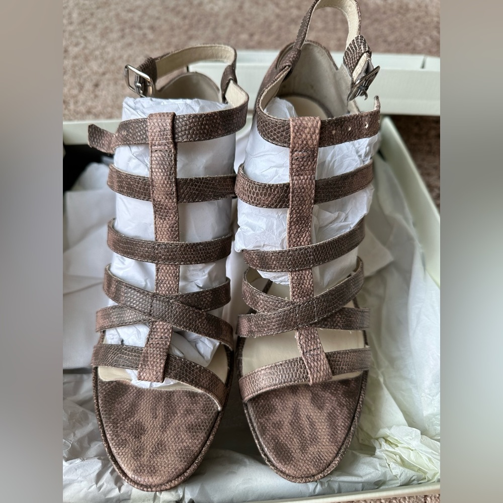 High heel Elizabeth and James pumps. - Picture 2 of 7